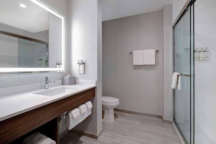 Holiday Inn Express & Suites Glendale Downtown by IHG