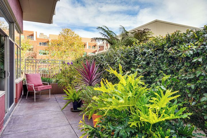 Luxe Condo w / Private Patio & Perks in Emeryville!