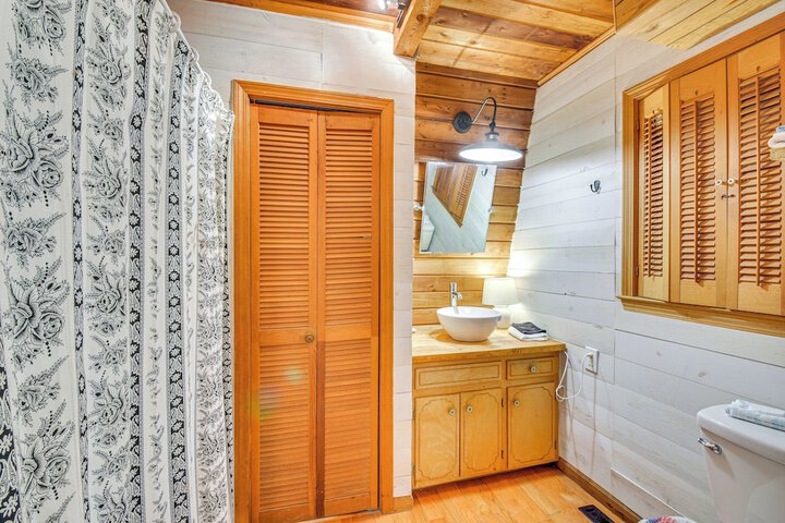 Pet-friendly Lavonia Cabin Walk to Lake Hartwell!