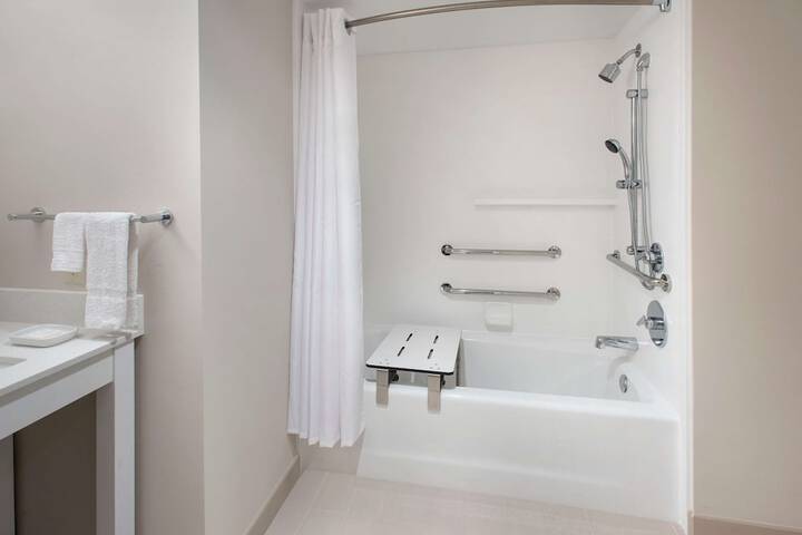 Room 13 of 27