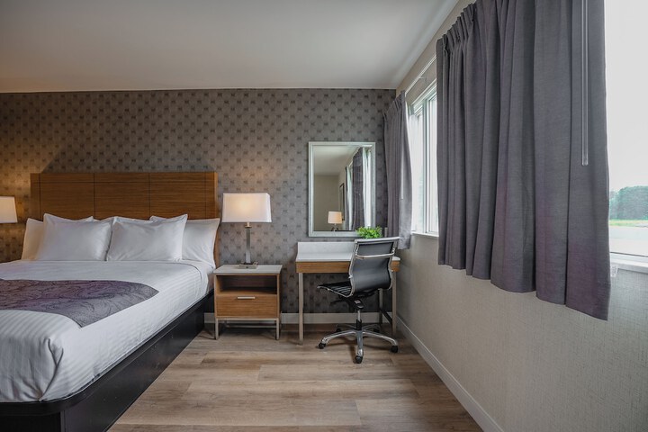 Monte Carlo Inn Oakville Suites