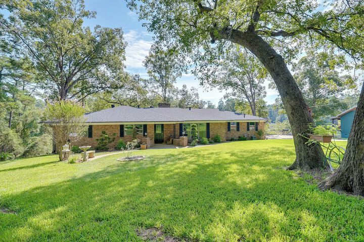 Lakefront Retreat in Jefferson w / Screened Porch!