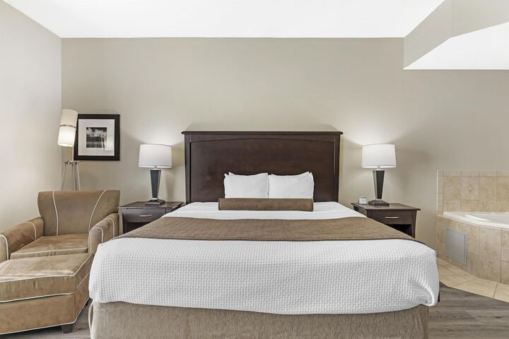 Best Western Plus Chain of Lakes Inn & Suites