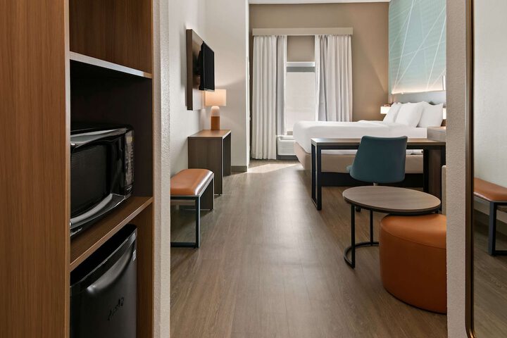 Room 17 of 38