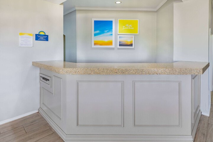 Days Inn & Suites by Wyndham Huntsville