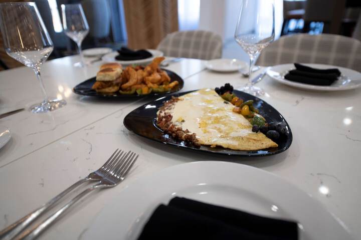 Dining 28 of 38