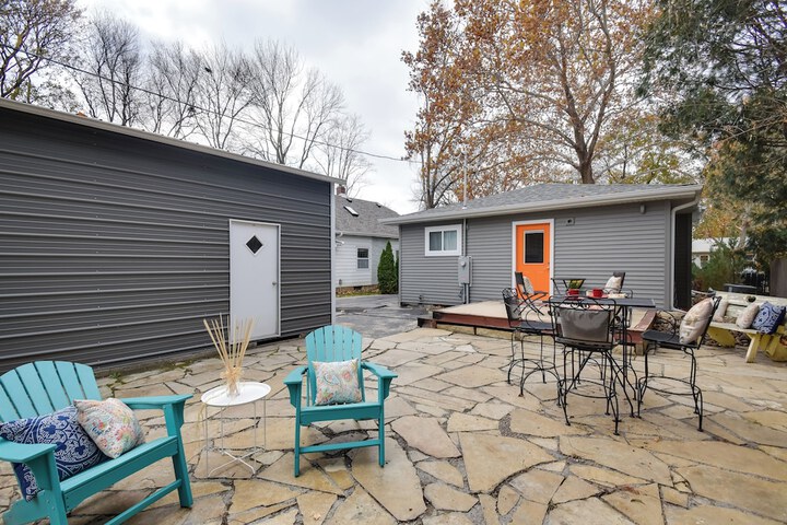 Eclectic Iowa City Cottage w / Fire Pit!