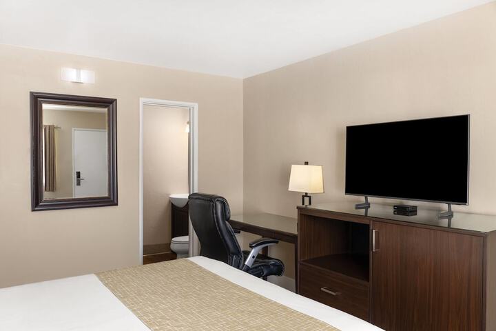Travelodge by Wyndham Everett City Center