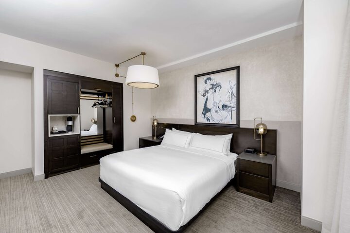 Hotel Fort Des Moines Curio Collection by Hilton