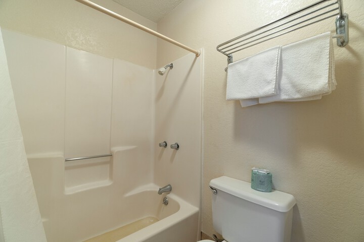 Regency Inn & Suites by OYO Bay City TX