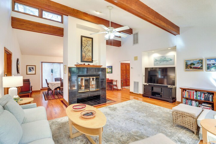 Spacious Kiawah Island Home w / Deck Walk to Beach