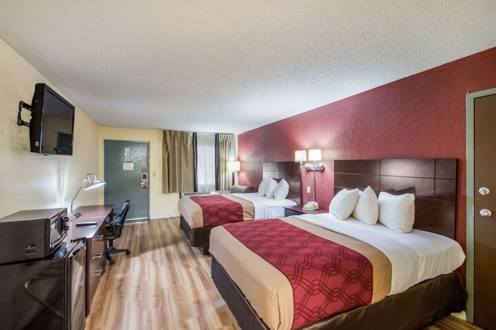 Room 10 of 28