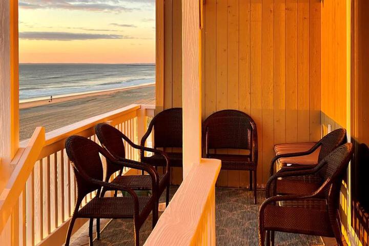 Oceanfront Penthouse with Family & Friends