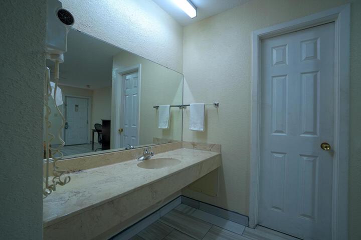 EXECUTIVE INN AND SUITES