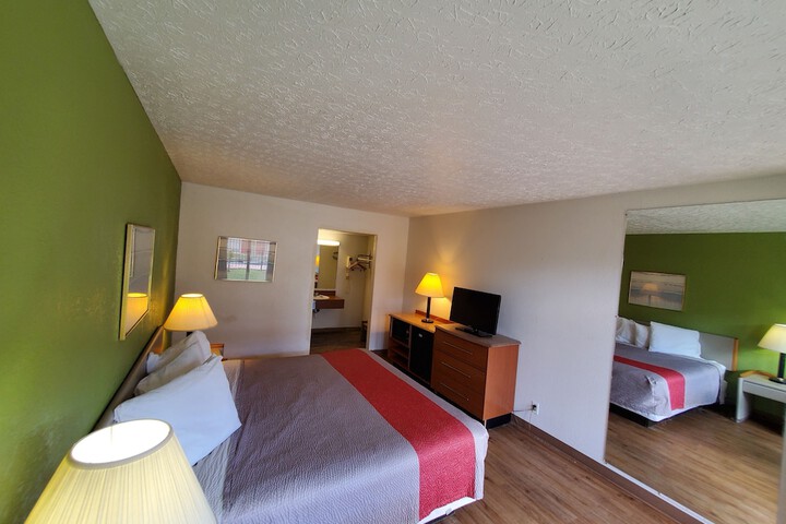 Room 9 of 16