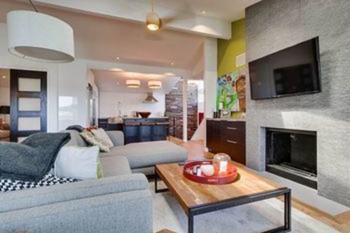 Newly remodeled Beach 2 Br condo by RedAwning