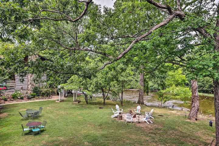 Outdoorsmens Paradise on the Little River