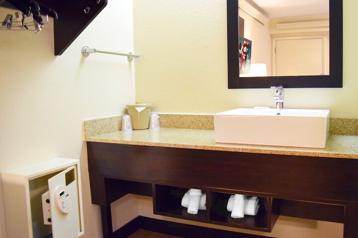 Room 9 of 28