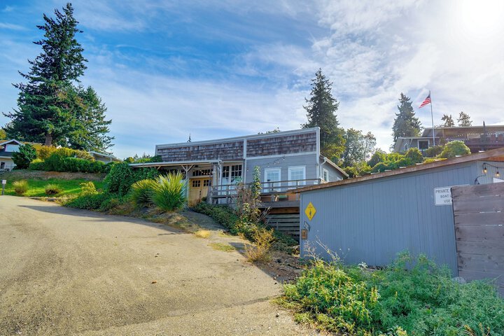 Gig Harbor House w / Private Beach + Views!