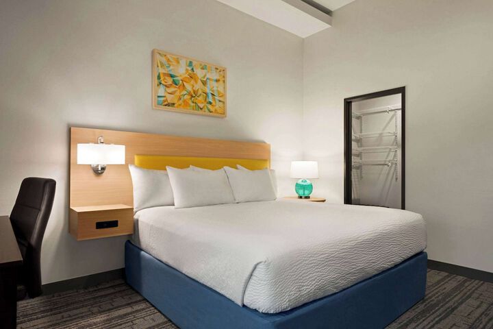 Days Inn & Suites by Wyndham Beaumont West / I-10 & Walden