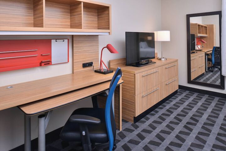 Room 27 of 40
