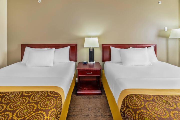 Econo Lodge Inn & Suites