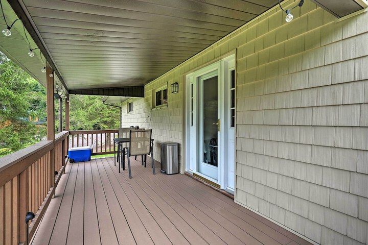 Indian Lake Retreat w / Wet Bar & Covered Deck