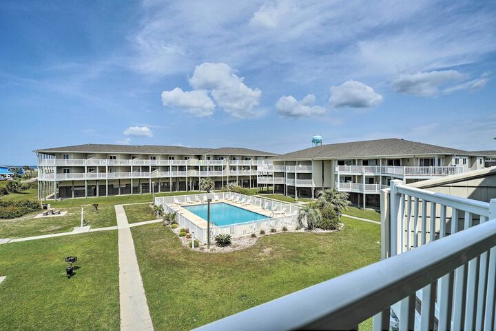 Oak Island Beachfront Condo w / Community Pool
