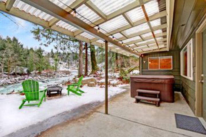 Sunset Falls Cabin - Two Bedroom Cabin with Hot Tub