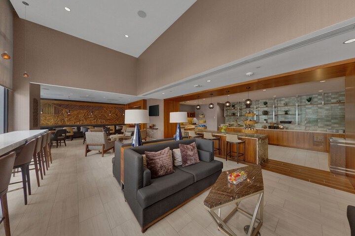 Lounge 57 of 77