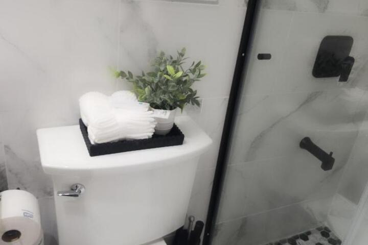 Baldwin NY 1 Bedroom Apartment Queen Size Bed