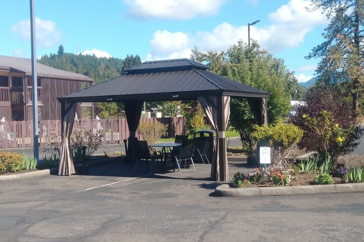 Oakridge Inn & Suites