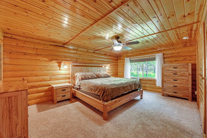 Roomy Log Cabin w / Hot Tub Walk to Kenai River!