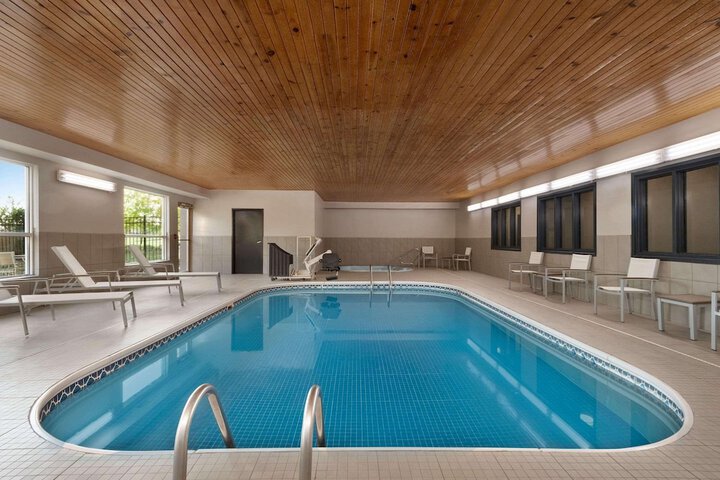 Country Inn & Suites by Radisson Brookings, SD