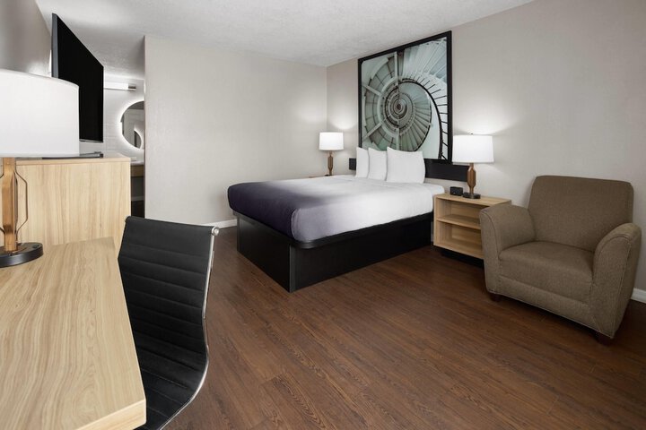 Super 8 by Wyndham Ellenton Bradenton Area