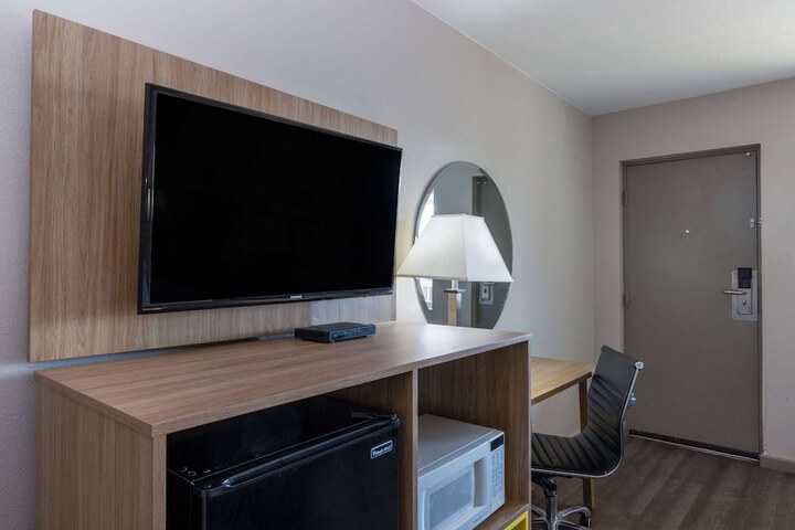 Room 16 of 28