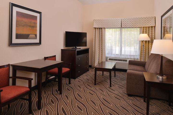 Holiday Inn Express & Suites Washington - Meadow Lands by IHG