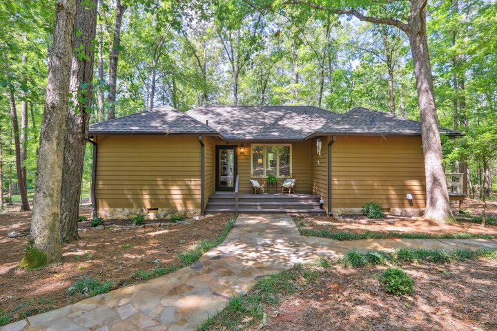 Lakefront Hamilton Cabin w / Dock & Fire Pit!