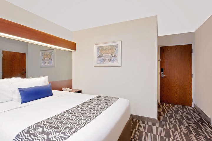 Room 9 of 16