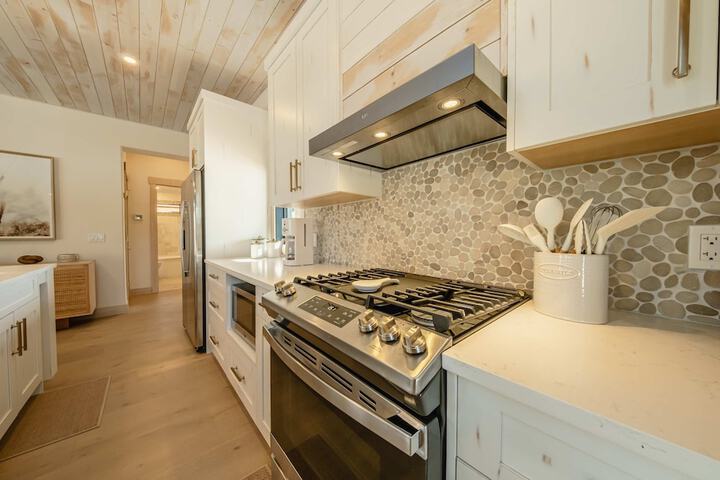 Wilderness Club Nest Modern Cabin Retreat for 9 w / Hot Tub
