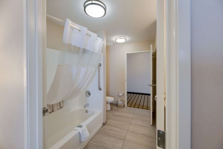 Room 10 of 27