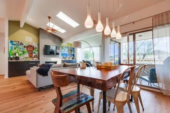 Newly remodeled Beach 2 Br condo by RedAwning