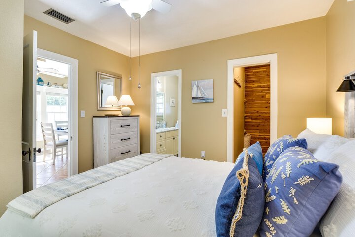 Lakefront Tavares Home w / Deck Patio & Dock!