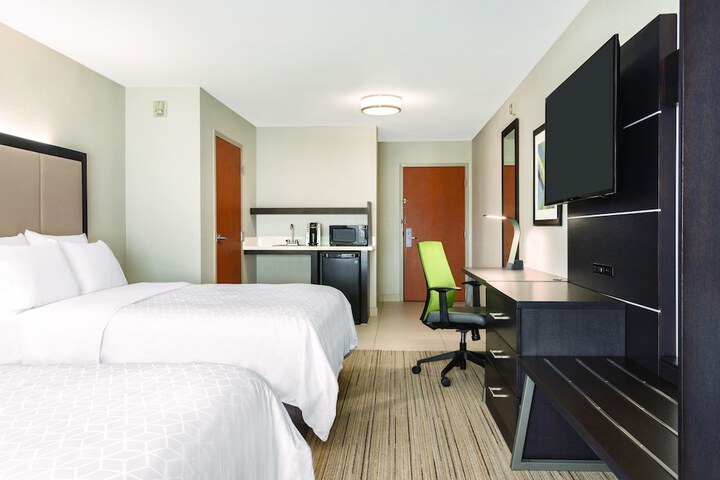 Room 16 of 40