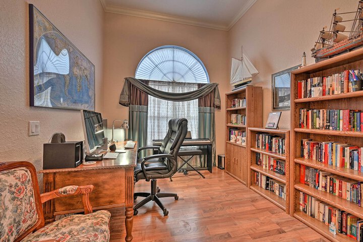 Elegant Valrico Home 15 Mi to Downtown Tampa!