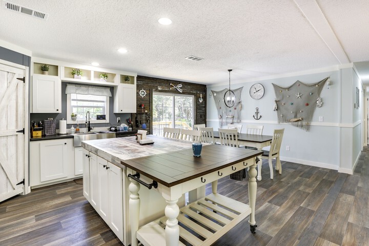 Charming Perry Home 2 Mi to the Gulf!