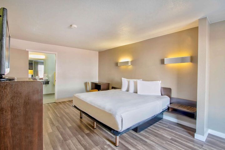 Room 17 of 28