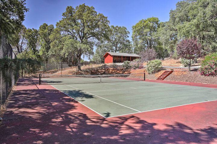 Luxe Auburn Hideaway w / Tennis Court & Views!