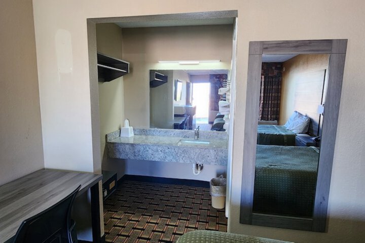 Super 7 Inn