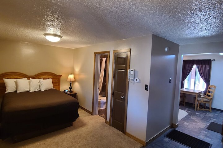 Room 8 of 10